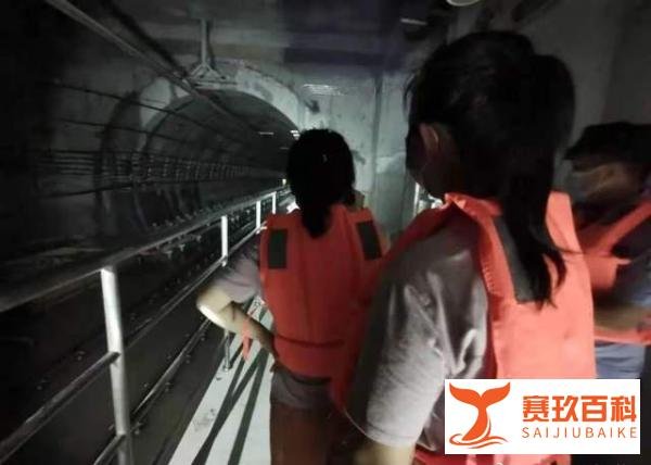 头七!再念郑州地铁遇难者,女孩一声“妈妈”,催人泪下!