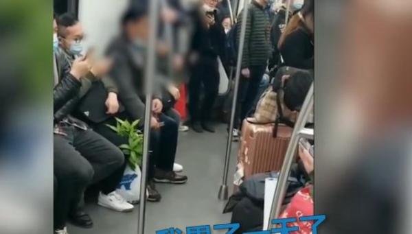 男子因工作太累未让座被大爷怒骂 到底什么情况？