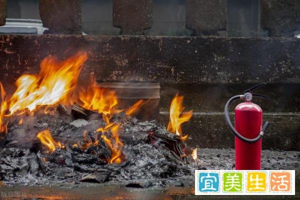 河北一男子水泥地上生火炖大骨锅被炸飞 网友：又长见识了