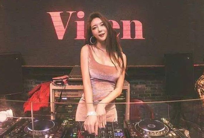 女士蹦迪简单摇晃动作教学