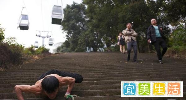 重庆70岁大爷逆生长：满头乌黑发八块腹肌，称从不吃蛋白粉