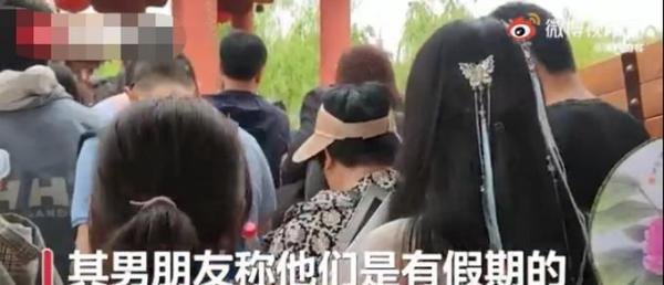 女子景区抱电脑边工作边游玩 这是咋情况？