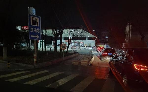 北京加油站“破9”前夜：“加满”声不断，豪车身影不少，加油员取消休息等“9”来