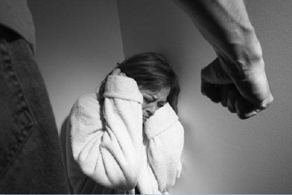 多年感情不和98岁老人持刀杀妻，平时就家暴恐吓配偶的人爆发多可怕？