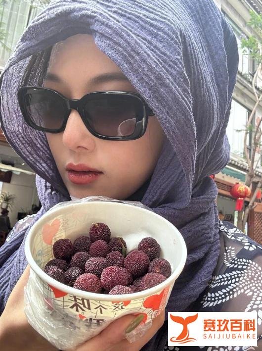 张馨予夫妇骑电车游云南，何捷沉迷老婆美貌拍不停，手臂肌肉抢镜