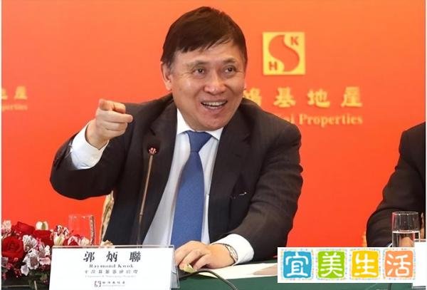 都是搞商业地产，如今王健林连卖十座万达，新鸿基却一年赚200多亿