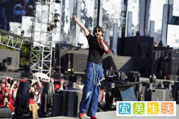 华晨宇被粉丝称华语乐坛永远的神，本人骄傲回应：不然呢？