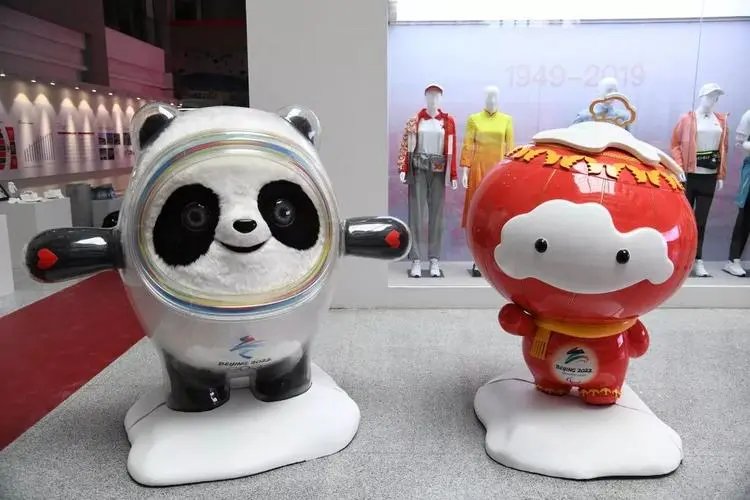 湖北一冰墩墩躺房顶2年被捡回洗白白，主人为何此时才想起他？