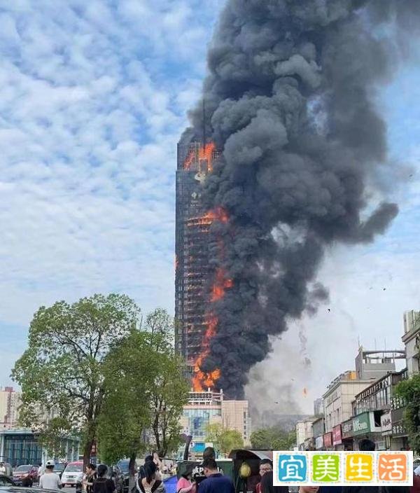 长沙第一高楼起火烟雾缭绕，消防紧急救援火已扑灭，没有人员伤亡