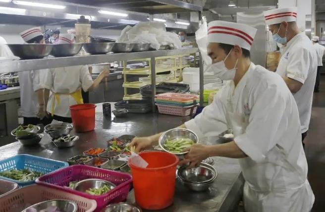 外卖有头发老板带员工剪寸头，员工剪完沉默了，餐饮业有多不易？