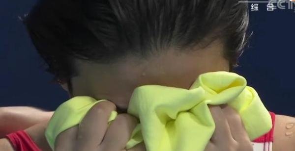 王涵给施廷懋送上爱的抱抱 这是咋情况？