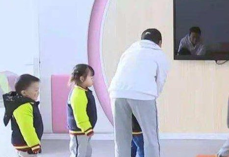 老师狂扇2岁男童致其头部骨折，当地教育局对此有何回应？