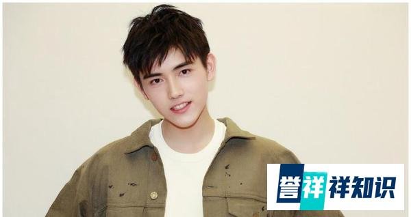 陈飞宇为父亲陈凯歌庆生，晒儿时旧照很有年代感，父亲表情严肃