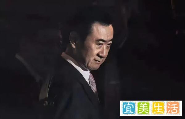 都是搞商业地产，如今王健林连卖十座万达，新鸿基却一年赚200多亿