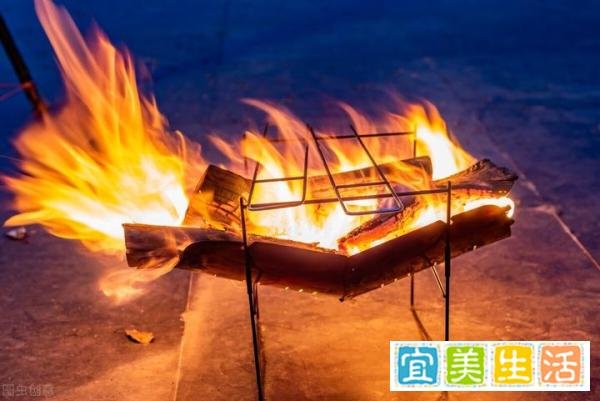 河北一男子水泥地上生火炖大骨锅被炸飞 网友：又长见识了