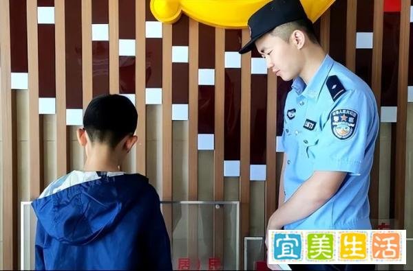 太暖心！男孩偷拿幼儿园玩具妈妈领去自首，民警耐心教育！
