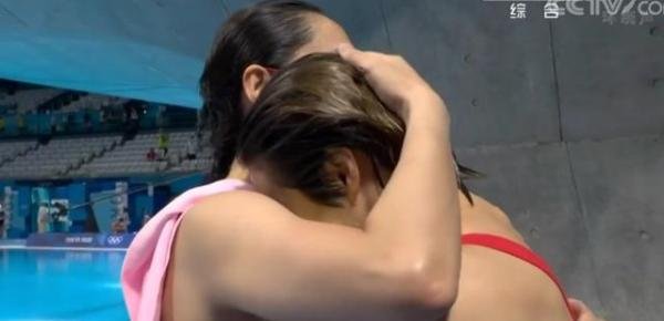 王涵给施廷懋送上爱的抱抱 这是咋情况？