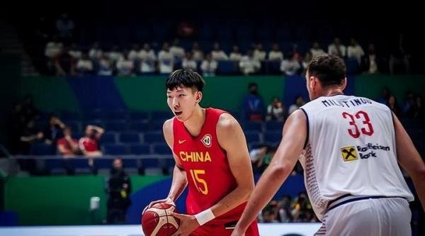 心酸！姚明赛后拒绝退场，独坐观众席表情难受，没人敢去劝他离开