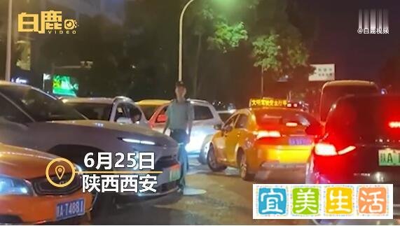 军人遇堵车1分钟疏通 这是咋情况？