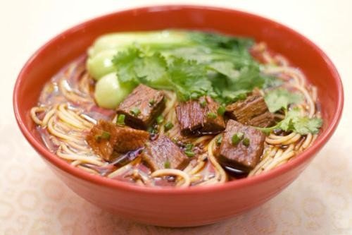 贵州两家牛肉粉店老板“串通”涨价1~2元，这种行为是否该被监管处罚？