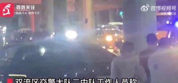 成都机场路辅路发生严重交通事故，目击者称多车相撞有人员伤亡，警方：现场事故已处理，具体原因正在调查