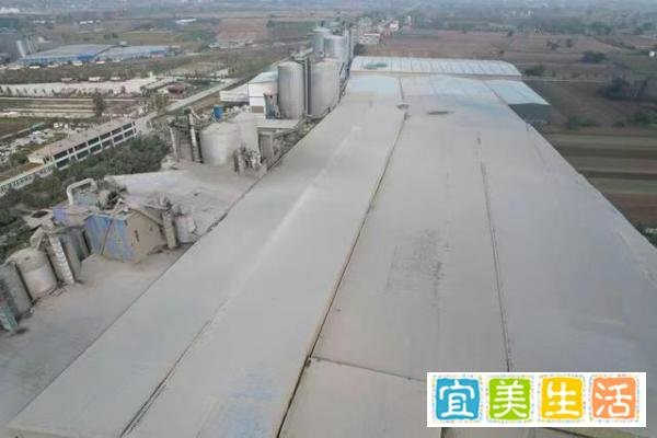 确山县普会寺镇一水泥厂污染严重 厂房布满大量灰尘