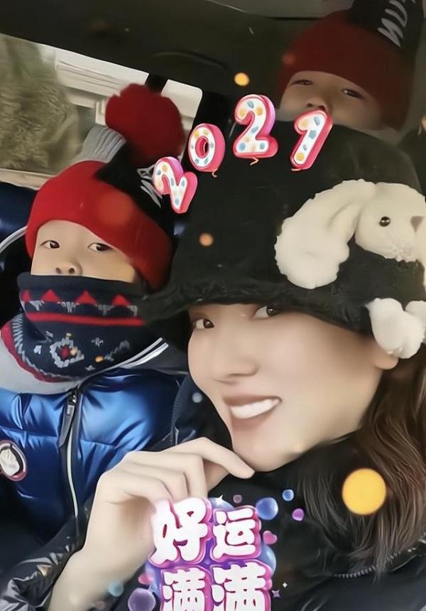 央视主持人李思思近况曝光体态丰盈，全程遮肚，被传已怀三胎