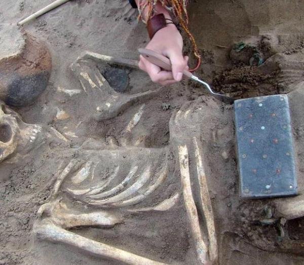 2100年前古墓中发现疑似iPhone物体？或属西汉时期一位匈奴年轻贵族女子