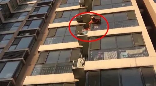 江苏一男童18楼坠下，邻居一把拽回，事发时孩子的父母在哪里？