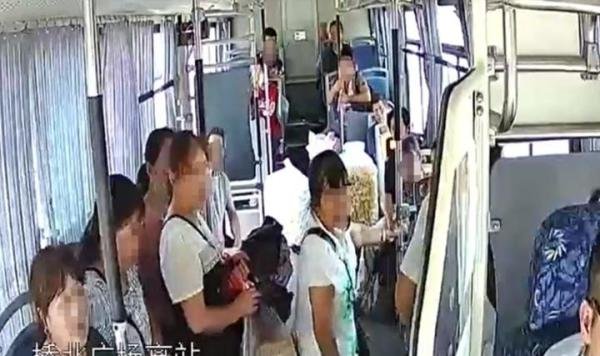 67岁大妈带零食上公交车，被乘客踹下车司机关门而去，星晨提醒