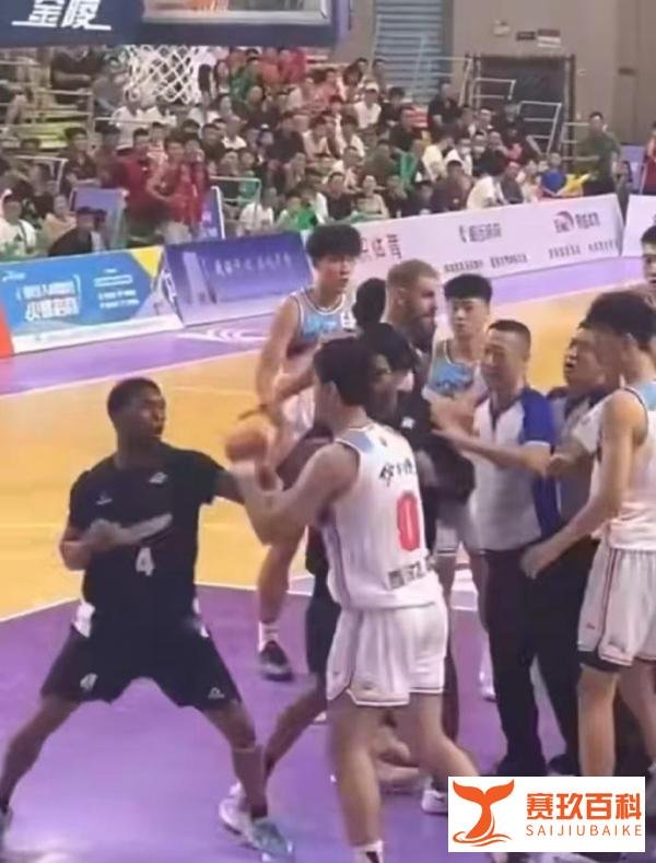 球场风云突变！中美篮球赛冲突后握手言和