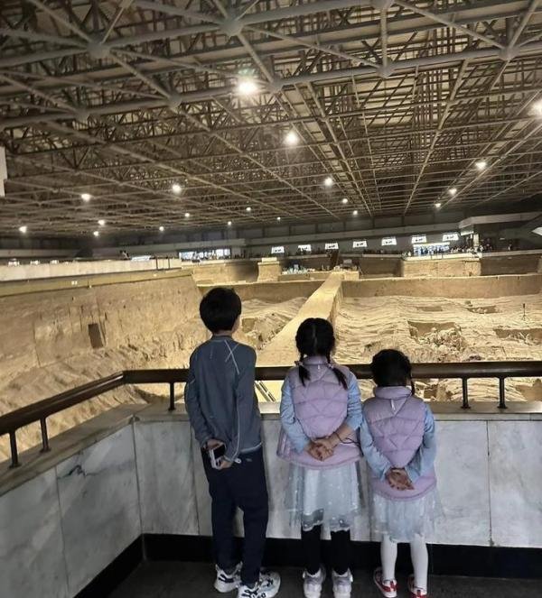 豪门阔太太郭晶晶晒西安旅行照，带3个年幼子女爬华山，众人佩服