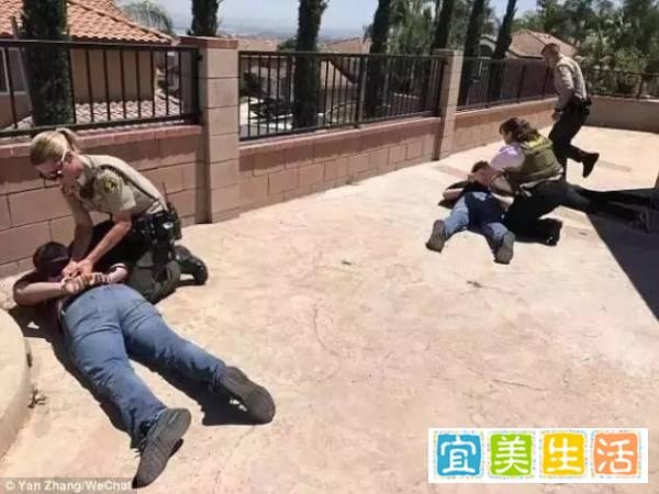 面对5名持枪歹徒,华人男子一人之力制服,还能拍开枪边拍照