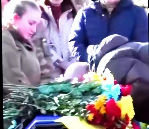 俄军首位阵亡女兵-把美丽永远带走