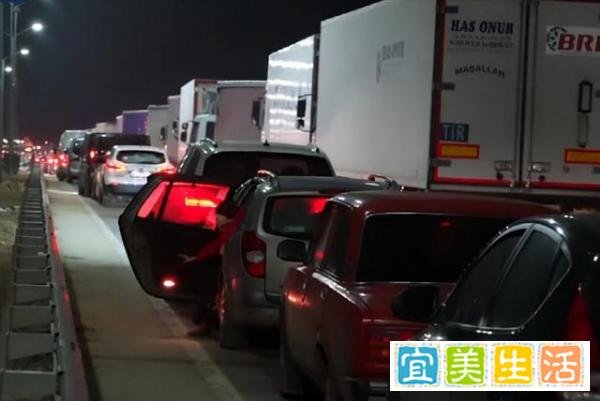 中国开始撤侨,首批600多名留学生抵达乌克兰邻国,或包机回国