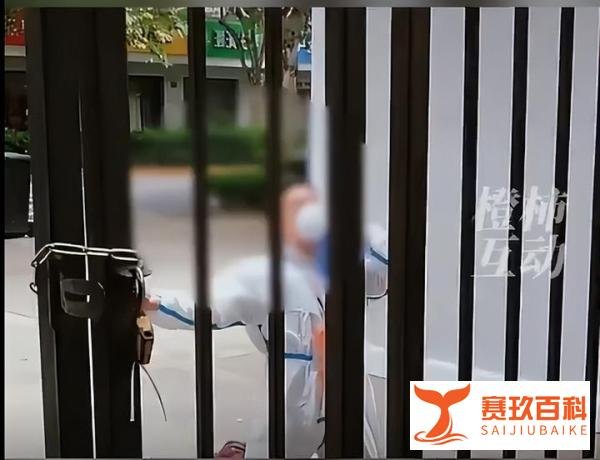 上海老人出门看病，大白跪地劝阻：您不要为难我！网友：跪一下能换条命吗？