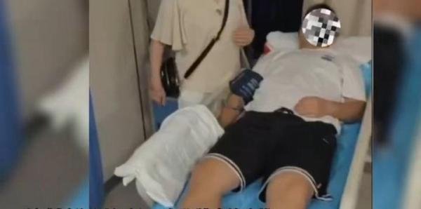 陕西:15岁男孩阻止63岁老人插队，遭父女殴打