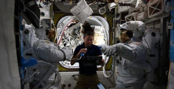 囧！美太空行走直播“漏水”，宇航服成“老古董”：已40多岁了！