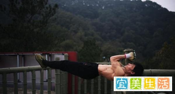 重庆70岁大爷逆生长:满头乌黑发八块腹肌,称从不吃蛋白粉