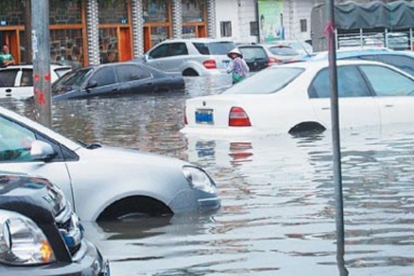 青岛暴雨积水齐腰，车子飘着被“浪”拍，为何城市内涝屡屡发生？
