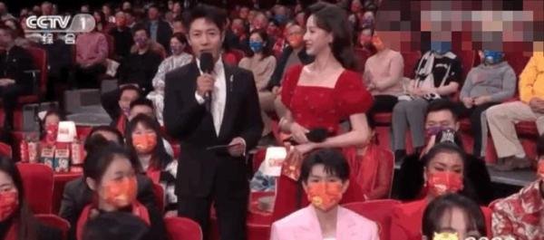 王源吉克隽逸坐一把椅子，网友：难怪王源不知所措