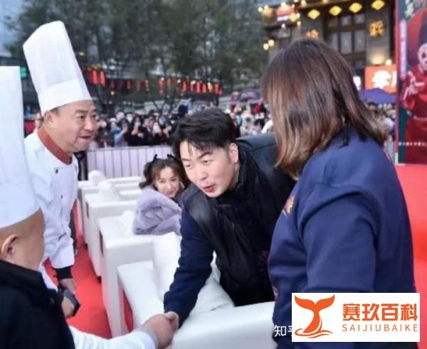 杜海涛吴昕合肥火锅店被责令停业,网友:苍蝇飞舞,泔水聚集地