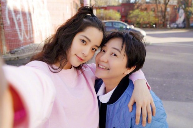欧阳娜娜母亲重返校园，59岁读硕士，亲身诠释内涵比美貌重要！你怎么看？