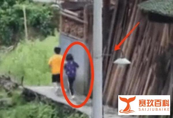 焉栩嘉情人节约会对象曝光：两人穿同款外套回家，女方疑似张子枫