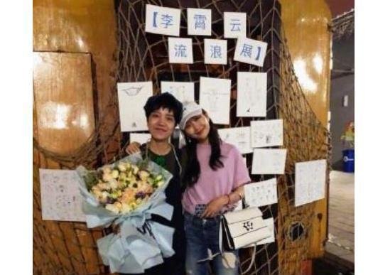 王鸥晒与李霄云亲密合照 庆祝其成功成为流浪歌手