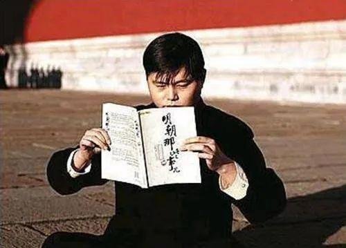网曝知名作家骚扰女领导进精神病院？26岁成名，42岁官至副厅，版税收入超7000万