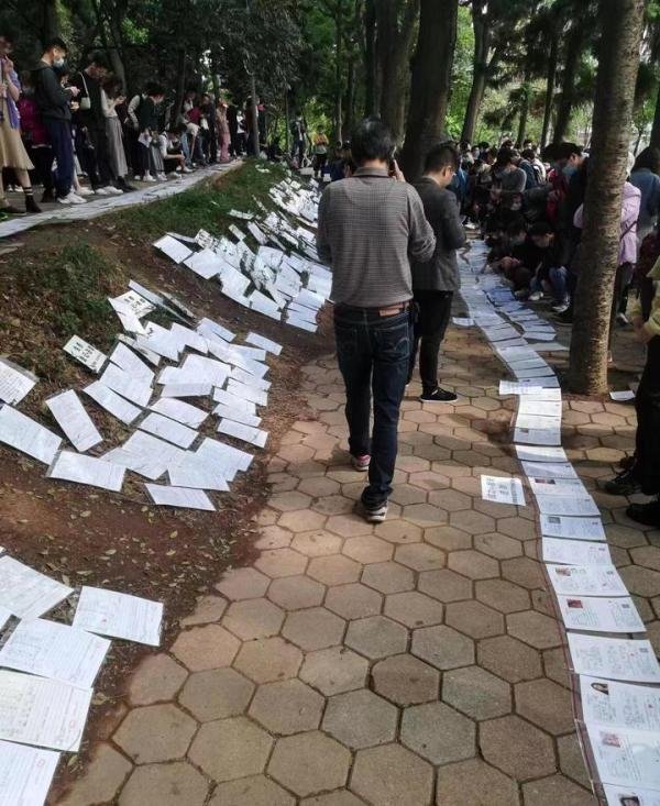 广州天河公园相亲角，单身男女的乐园