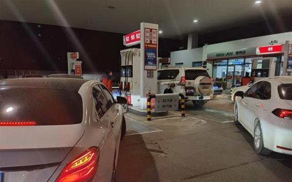 北京加油站“破9”前夜:“加满”声不断,豪车身影不少,加油员取消休息等“9”来