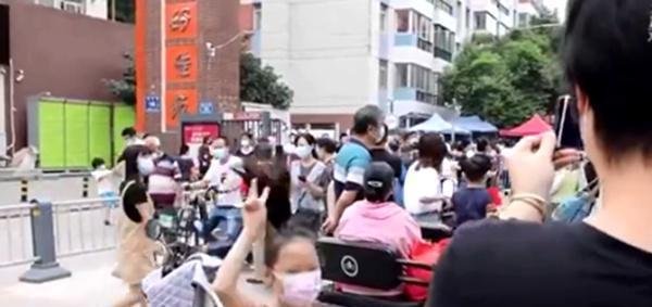 解封时刻 郑州红旗漫天 秋雨如锦 如意湖畔灯火通明