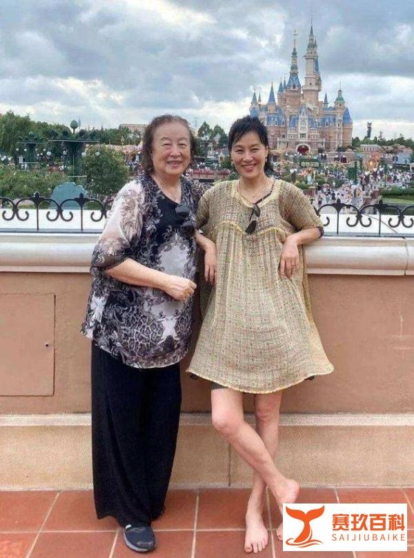 邬君梅带妈妈出游，穿大衣母亲面前仍似小女孩，81岁母亲好有气质